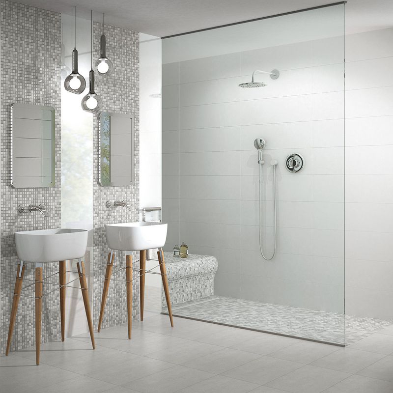 Helles Badezimmer mit Mosaik und begehbarer Dusche