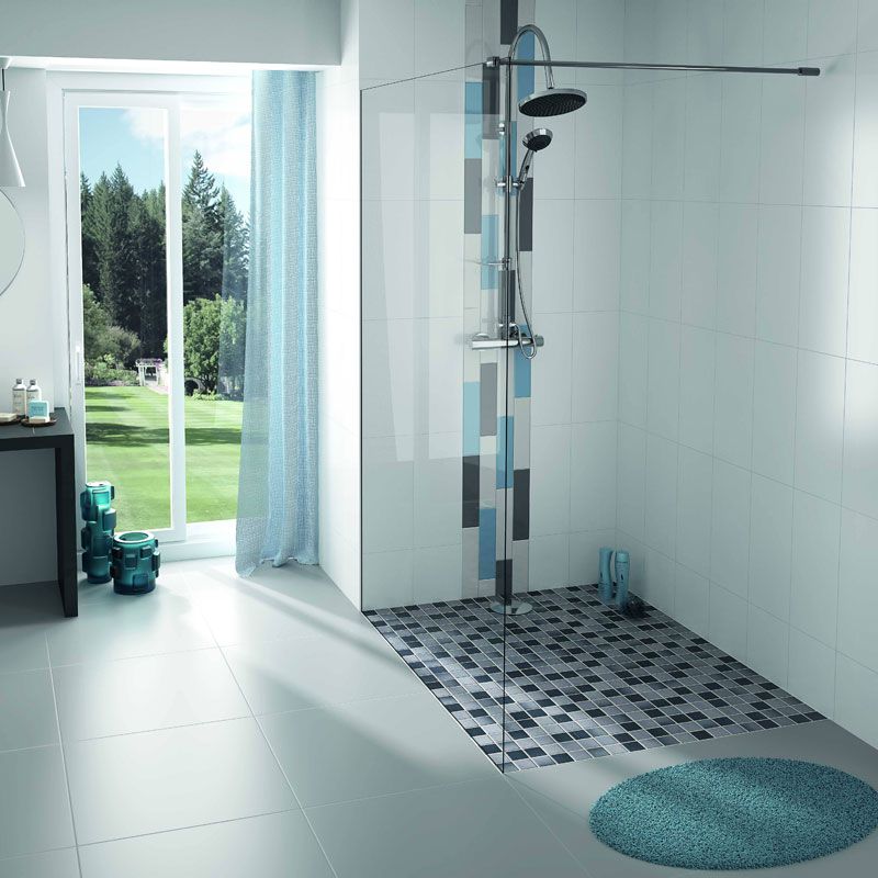 Bad mit bodengleicher Dusche und Mosaik-Duschboden