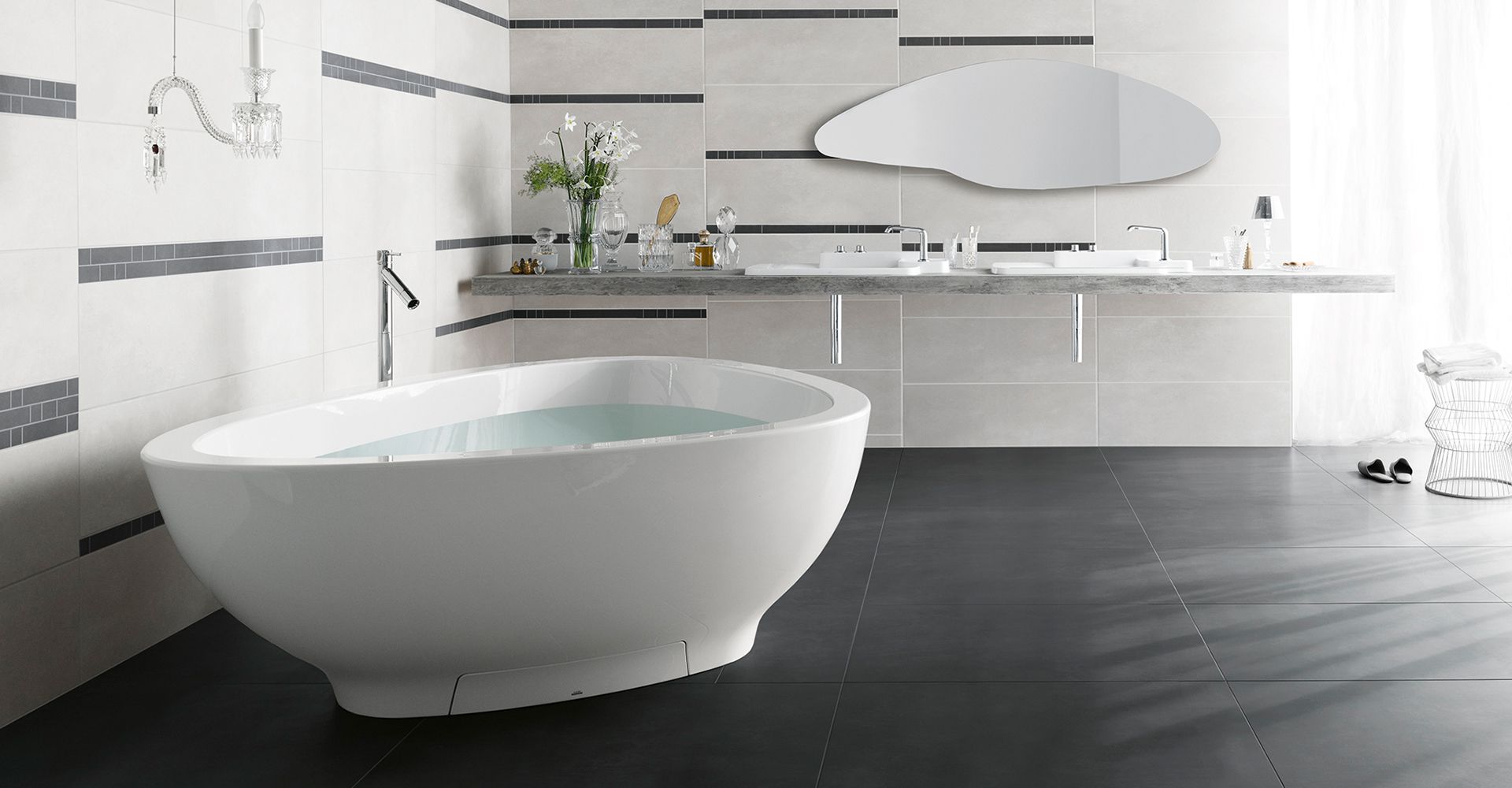 Modernes Badezimmer mit hochwertig verlegten Wand- und Bodenfliesen