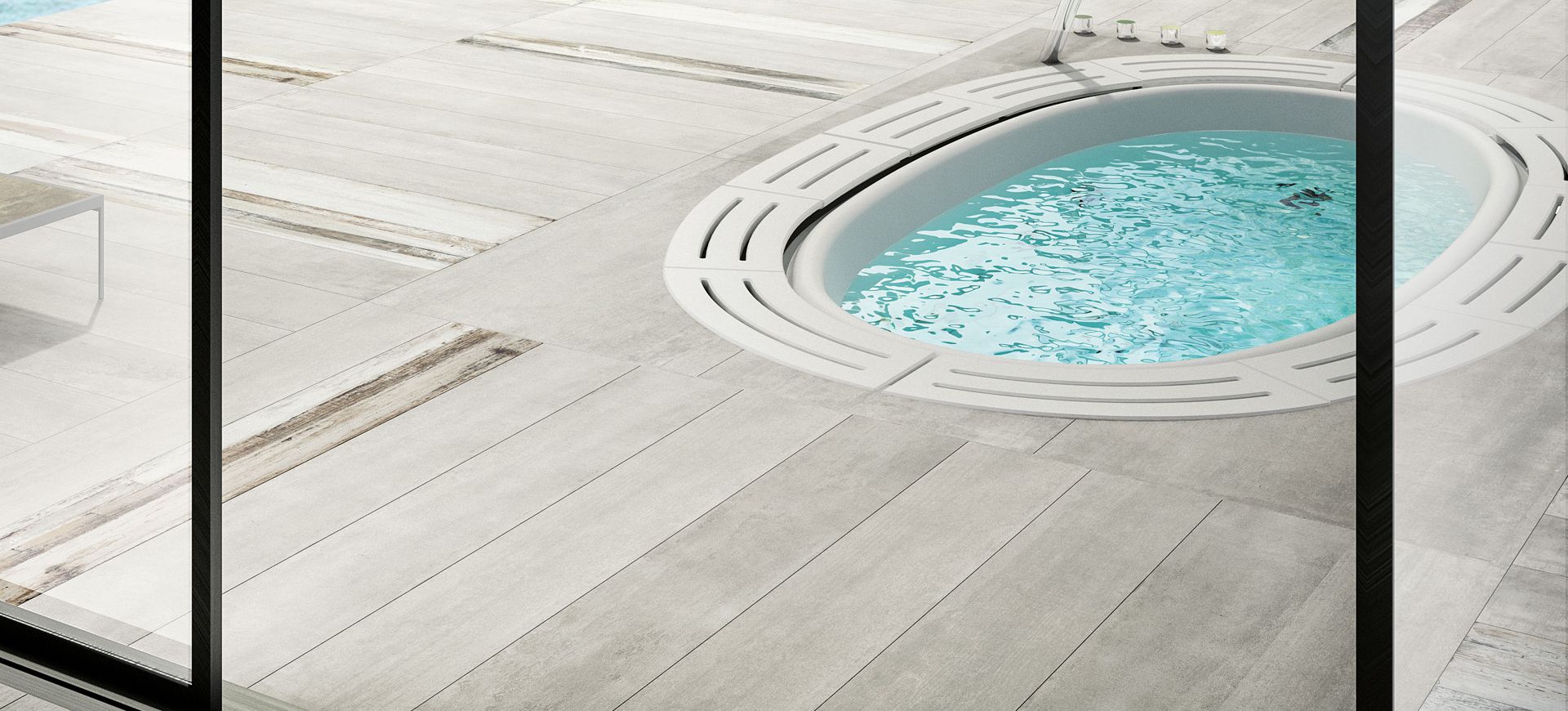 Großformatige Terrassenfliesen rund um einen Pool im Außenbereich