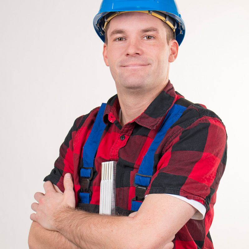 Handwerksmeister mit Schutzhelm – Fliesenleger bei der Arbeit