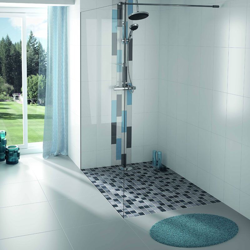 Modernes Bad mit bodengleicher Dusche und Mosaik-Duschboden